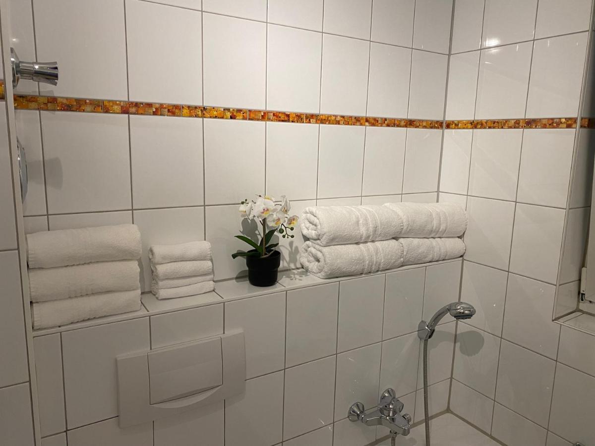 Gärtringen 3 Zimmer Apartment In S-Bahn Naehe, 76 Qm, Max 5 Pers, 30Qm Dachterasse, Garage, Internet 1000 Mbit מראה חיצוני תמונה